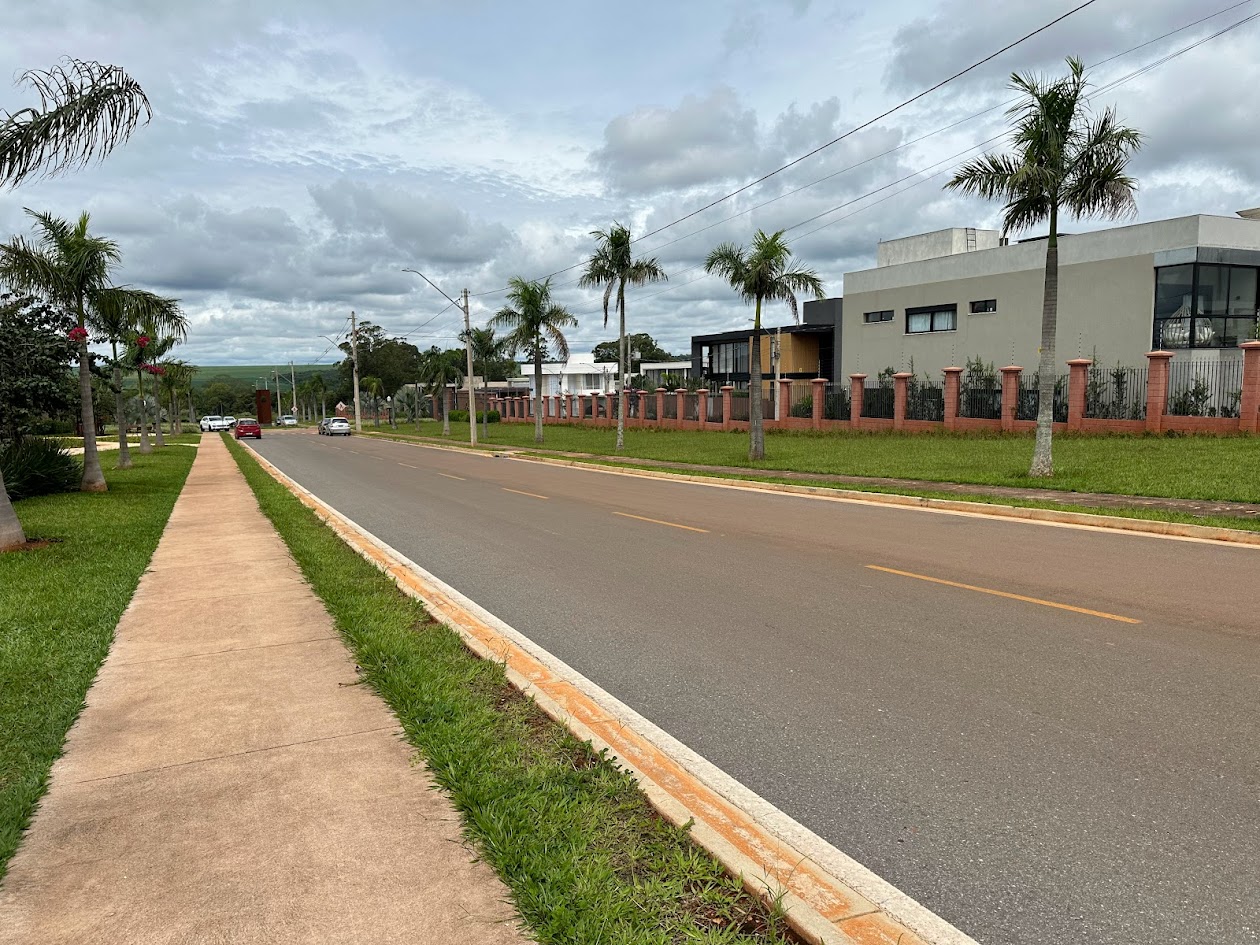 Rua pavimentada interna do Condomínio Le Jardin DF, Brasília